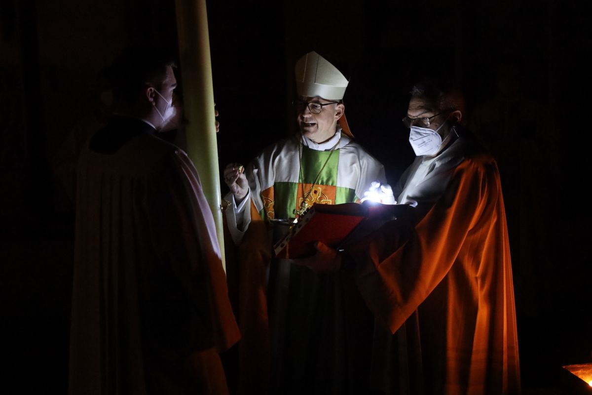 Die Osterkerze wurde im Domkreuzgang am Osterfeuer entzündet und in den dunklen Dom getragen.