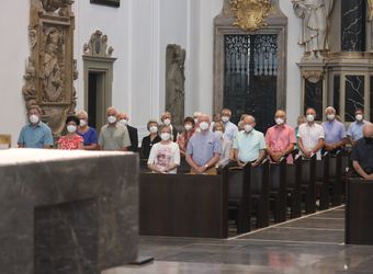 Mit rund 110 Ehepaaren aus der ganzen Diözese hat Weihbischof Ulrich Boom am Mittwochnachmittag, 23. Juni, einen Pontifikalgottesdienst gefeiert. Eingeladen waren Ehejubilare, die in den Jahren 2020 und 2021 auf 50, 60 oder 65 gemeinsame Jahre zurückblicken.