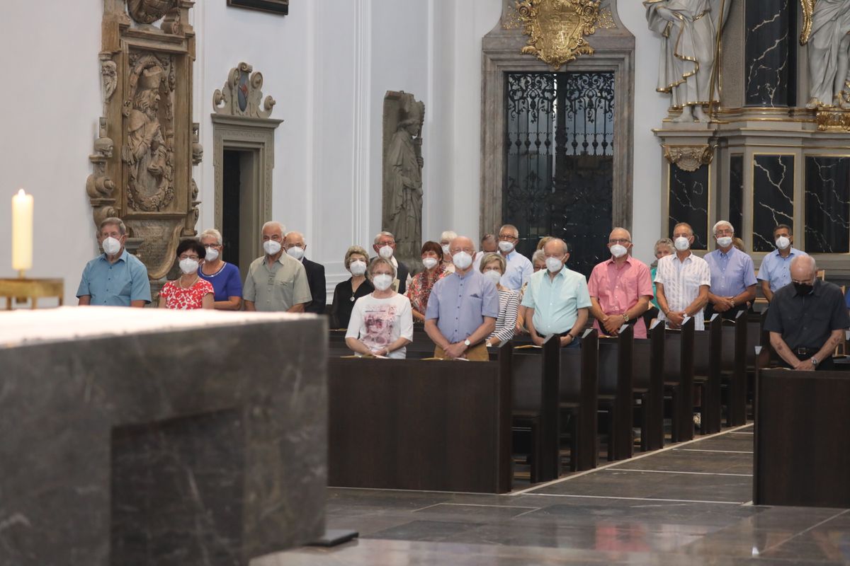 Mit rund 110 Ehepaaren aus der ganzen Diözese hat Weihbischof Ulrich Boom am Mittwochnachmittag, 23. Juni, einen Pontifikalgottesdienst gefeiert. Eingeladen waren Ehejubilare, die in den Jahren 2020 und 2021 auf 50, 60 oder 65 gemeinsame Jahre zurückblicken.