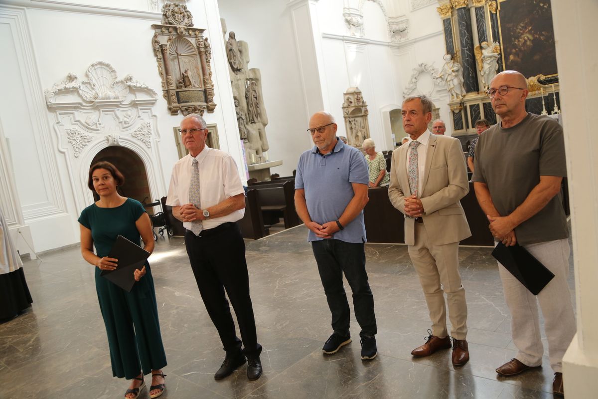 Rund 250 Ehejubilare haben am Freitagnachmittag, 4. Juli, im Kiliansdom in einem Pontifikalgottesdienst mit Weihbischof em. Ulrich Boom ihr Eheversprechen erneuert. 