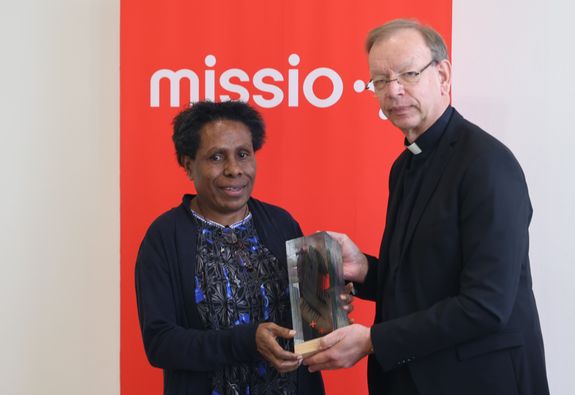 "missio"-Präsident Monsignore Wolfgang Huber übergab den diesjährigen Pauline-Jaricot-Preis an die Umweltaktivistin Rosa Koian.