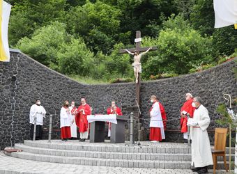Bischof Dr. Franz Jung feierte am Montagabend, 5. Juli, einen Kiliani-Pontifikalgottesdienst auf dem Kreuzberg.