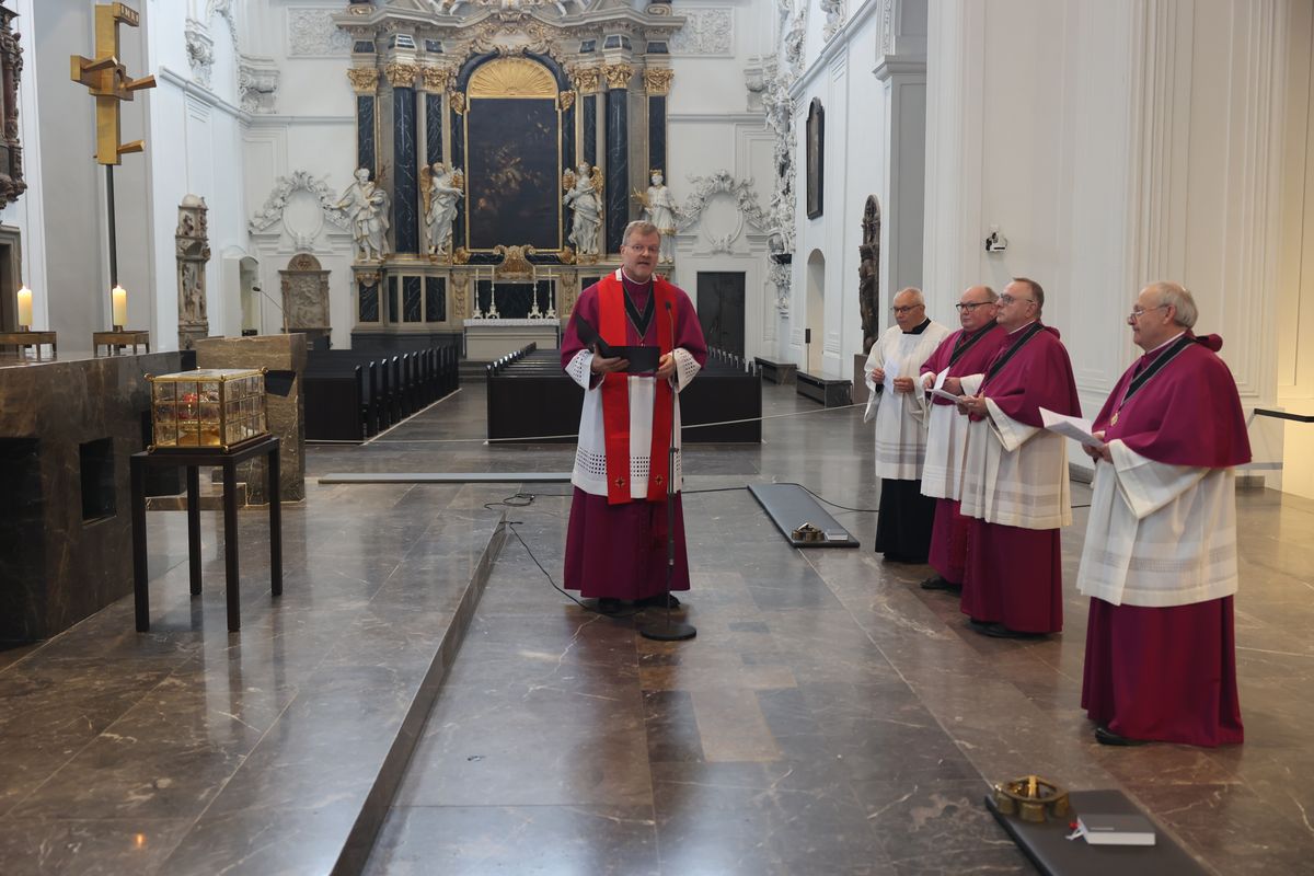 Bei einer liturgischen Feier am Donnerstag, 26. September, sind die Reliquien der Frankenapostel Kilian. Kolonat und Totnan aus dem Altar des Kiliansdom  genommen und im Anschluss für den Transport in Richtung Irland verladen worden. Von Mittwoch, 2., bis Sonntag, 6. Oktober, begleiten Bischof Dr. Franz Jung und Generalvikar Dr. Jürgen Vorndran mit einer Pilgergruppe aus dem Bistum den Kilianschrein bei dessen vorübergehendem  Irland-Aufenthalt. 
