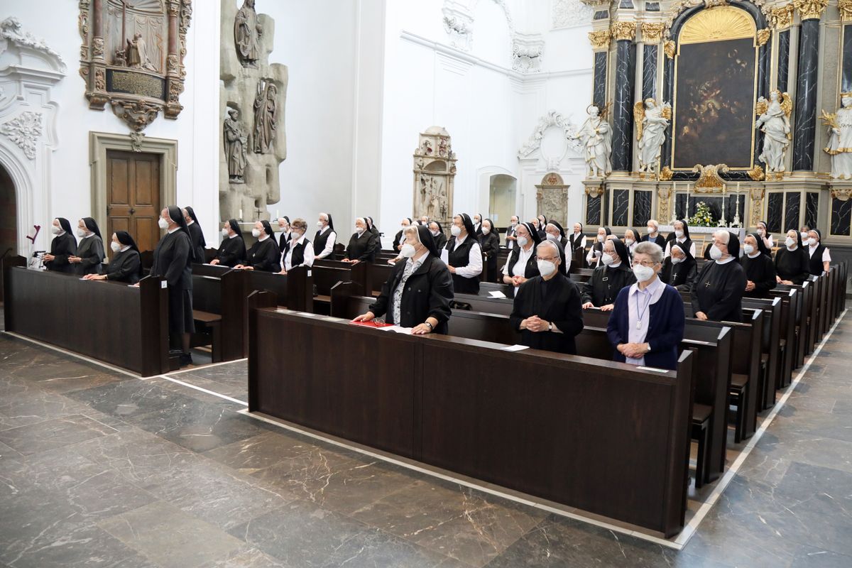 Bischof Dr. Franz Jung feierte am 6. Juli 2021 im Kiliansdom eine Pontifikalvesper mit Priestern, Diakonen, Ordensleuten, Missionaren sowie Pastoralen Mitarbeiterinnen und Mitarbeitern.