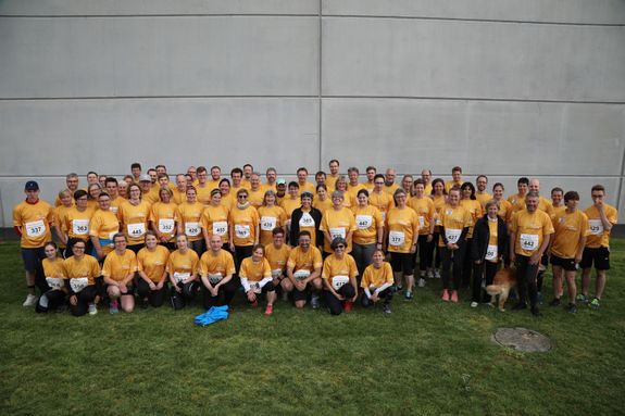 2219/0591 Firmenlauf Bischof _14755 Gruppenbild mit Bischof Dr. Franz Jung (vordere Reihe, 6. von links): Das Team von Diözese Würzburg und ihrer Caritas beim iWelt-Firmenlauf 2019 in Eibelstadt. In der Bildmitte mit helblauer Mütze der 77-jährige Diakon i. R. Manfred Geßner, mit Startnummer 352 die zweitschnellste Frau des Laufs, Tanja Dietrich aus Hollstadt (Landkreis Rhön-Grabfeld).