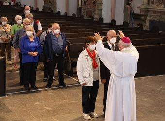 Mit rund 110 Ehepaaren aus der ganzen Diözese hat Weihbischof Ulrich Boom am Mittwochnachmittag, 23. Juni, einen Pontifikalgottesdienst gefeiert. Eingeladen waren Ehejubilare, die in den Jahren 2020 und 2021 auf 50, 60 oder 65 gemeinsame Jahre zurückblicken.