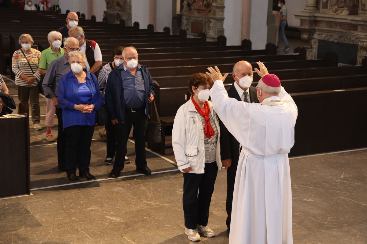 Mit rund 110 Ehepaaren aus der ganzen Diözese hat Weihbischof Ulrich Boom am Mittwochnachmittag, 23. Juni, einen Pontifikalgottesdienst gefeiert. Eingeladen waren Ehejubilare, die in den Jahren 2020 und 2021 auf 50, 60 oder 65 gemeinsame Jahre zurückblicken.