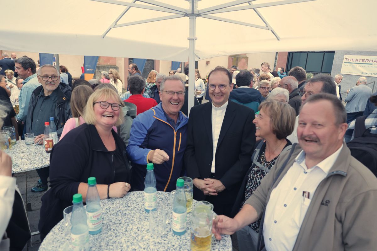 Rund 900 Personen feierten den Kiliani-Pontifikalgottesdienst für Räte und Politiker am Montagabend, 7. Juli, im Kiliansdom mit. Eine Begegnung auf dem Kiliansplatz schloss sich an. 