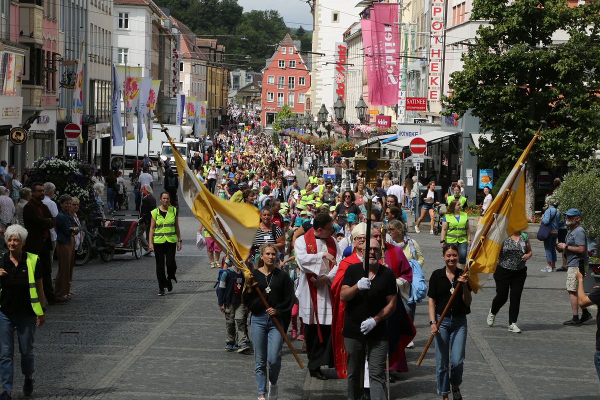 Rund 900 Kindergartenkinder haben am Freitag, 11. Juli, einen Gottesdienst mit Bischof Dr. Franz Jung in der Kirche Sankt Burkard gefeiert. Im Anschluss zogen sie über die Alte Mainbrücke in den Kiliansdom. 