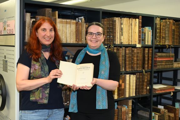 Katechismen in der Diözesanbibliothek: Um die Aufbewahrung der wertvollen Bücher kümmern sich Fachbibliothekarin Nikola Willner (links) und Abteilungsleiterin Julia Langmeier. Katechismen in der Diözesanbibliothek: Um die Aufbewahrung der wertvollen Bücher kümmern sich Fachbibliothekarin Nikola Willner (links) und Abteilungsleiterin Julia Langmeier.