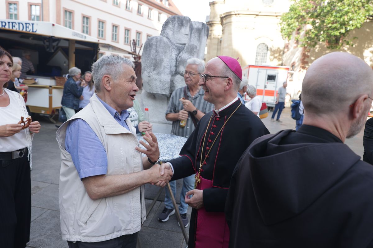 Beim Kiliani-Gottesdienst für die in Schule und Erziehung Tätigen hat Bischof Dr. Franz Jung am Freitag, 11. Juli, im Würzburger Kiliansdom 24 Frauen und Männern die Missio canonica verliehen.