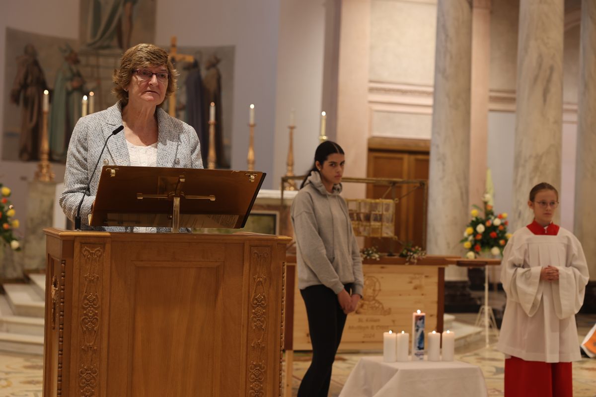 Bischof Dr. Franz Jung feierte am Sonntag, 6. Oktober, einen Gottesdienst zum Abschluss der Irlandwallfahrt mit den Reliquien der Frankenapostel in der Kathedrale von Cavan. Im Anschluss wurde der Schrein mit den Häuptern der Märtyrer für den Rücktransport nach Würzburg sicher verpackt.