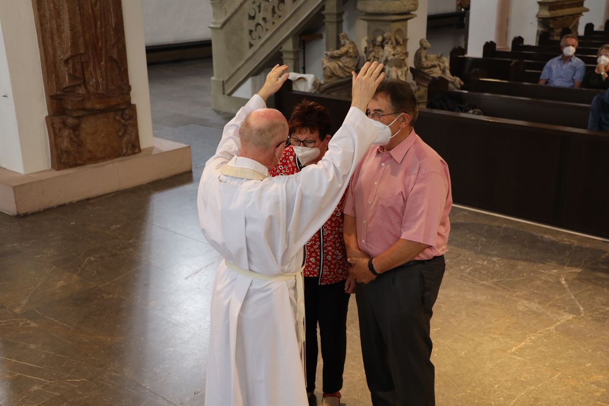 Bischof em. Dr. Friedhelm Hofmann feierte am Freitagnachmittag, 25. Juni, einen Dankgottesdienst mit Ehepaaren, die seit 50, 60 oder 65 Jahren verheiratet sind. Anschließend spendeten der Bischof sowie weitere Priester und Diakone den Jubilaren mit Abstand den Segen.