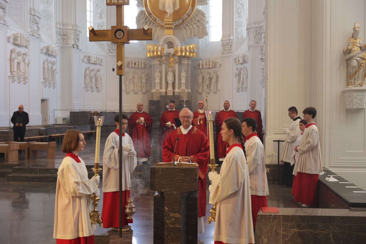 Beim Kiliani-Gottesdienst für die in Schule und Erziehung Tätigen hat Bischof Dr. Franz Jung am Freitag, 11. Juli, im Würzburger Kiliansdom 24 Frauen und Männern die Missio canonica verliehen.
