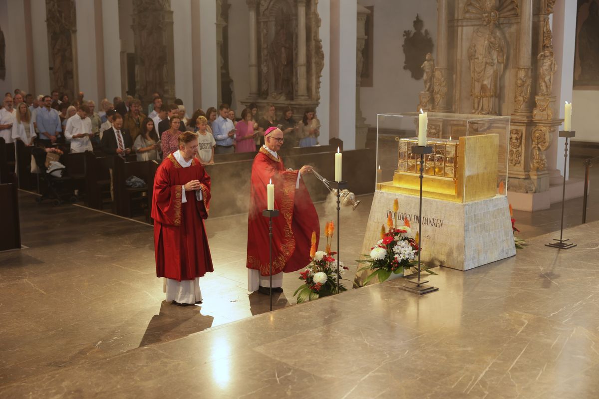 Beim Kiliani-Gottesdienst für die in Schule und Erziehung Tätigen hat Bischof Dr. Franz Jung am Freitag, 11. Juli, im Würzburger Kiliansdom 24 Frauen und Männern die Missio canonica verliehen.