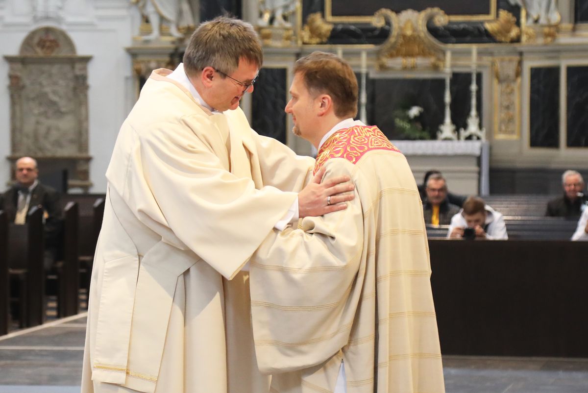 Bei einem Pontifikalgottesdienst am Samstag, 17. Oktober, hat Weihbischof Ulrich Boom im Würzburger Kiliansdom Uwe Becker zum Ständigen Diakon geweiht.