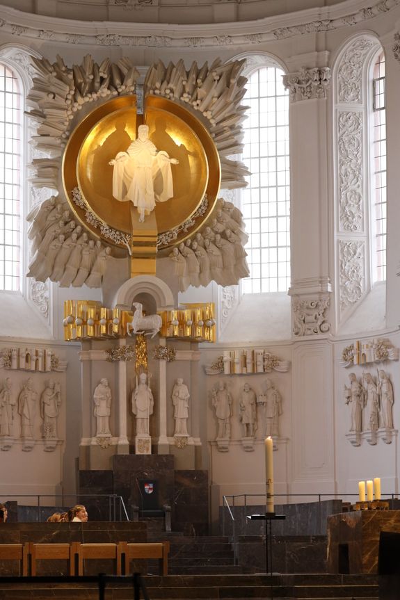 Die Kerze des Synodalen Wegs brennt seit dem ersten Adventssonntag, 1. Dezember, auch im Würzburger Kiliansdom. Die Kerze des Synodalen Wegs brennt seit dem ersten Adventssonntag, 1. Dezember, auch im Würzburger Kiliansdom.