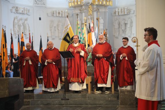 Weihbischof Paul Reder (Mitte) forderte die Gläubigen zu einem Augenblick der Stille auf, "um in unsere Herzen hineinzuhorchen, was Gott jetzt zu uns spricht". Links vom Weihbischof Domkapitular Albin Krämer, Bischofsvikar für den Katholikentag.