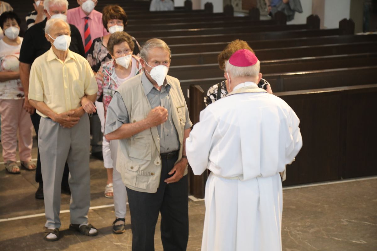 2621/0622 - Ehejubilare Gold mit Weihbischof Ulrich Boom_27887 Weihbischof Ulrich Boom feierte am Montagnachmittag, 26. Juni, einen Gottesdienst für Ehepaare, die 2020 oder 2021 ihr goldenes, diamantenes oder eisernes Ehejubiläum hatten. Im Anschluss konnten sich die Paare segnen lassen.