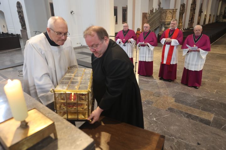 Bei einer liturgischen Feier am Donnerstag, 26. September, sind die Reliquien der Frankenapostel Kilian. Kolonat und Totnan aus dem Altar des Kiliansdom  genommen und im Anschluss für den Transport in Richtung Irland verladen worden. Von Mittwoch, 2., bis Sonntag, 6. Oktober, begleiten Bischof Dr. Franz Jung und Generalvikar Dr. Jürgen Vorndran mit einer Pilgergruppe aus dem Bistum den Kilianschrein bei dessen vorübergehendem  Irland-Aufenthalt. 
