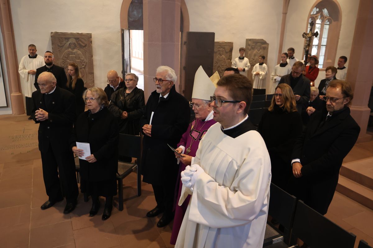 Bischof Dr. Franz Jung feierte am Samstag, 12. Oktober, im Würzburger KIliansdom ein Pontifikalrequiem für Weihbischof em. Helmut Bauer. Die anschließende Beisetzung leitete Dompropst Weihbischof Paul Reder.