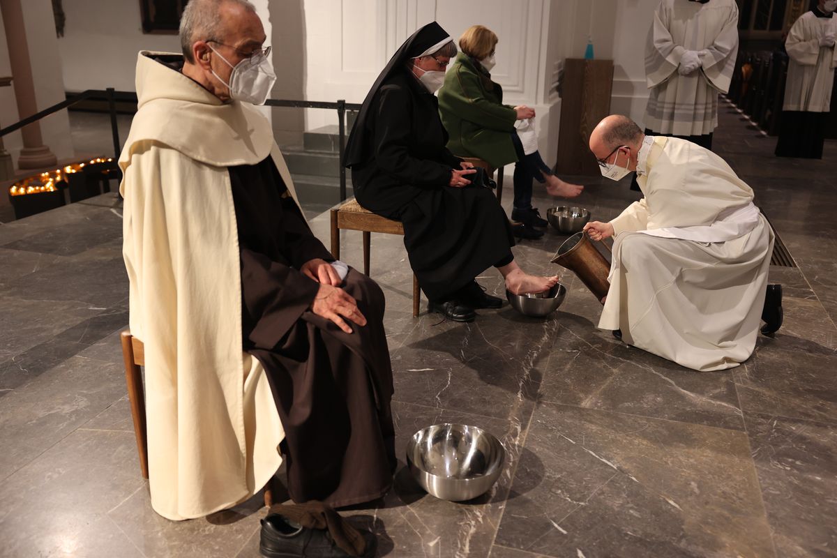 Mit der Messe vom Letzten Abendmahl am Gründonnerstag, 14. April, hat Bischof Dr. Franz Jung im Würzburger Kiliansdom die drei österlichen Tage vom Leiden und Sterben, von der Grabesruhe und der Auferstehung des Herrn eröffnet.