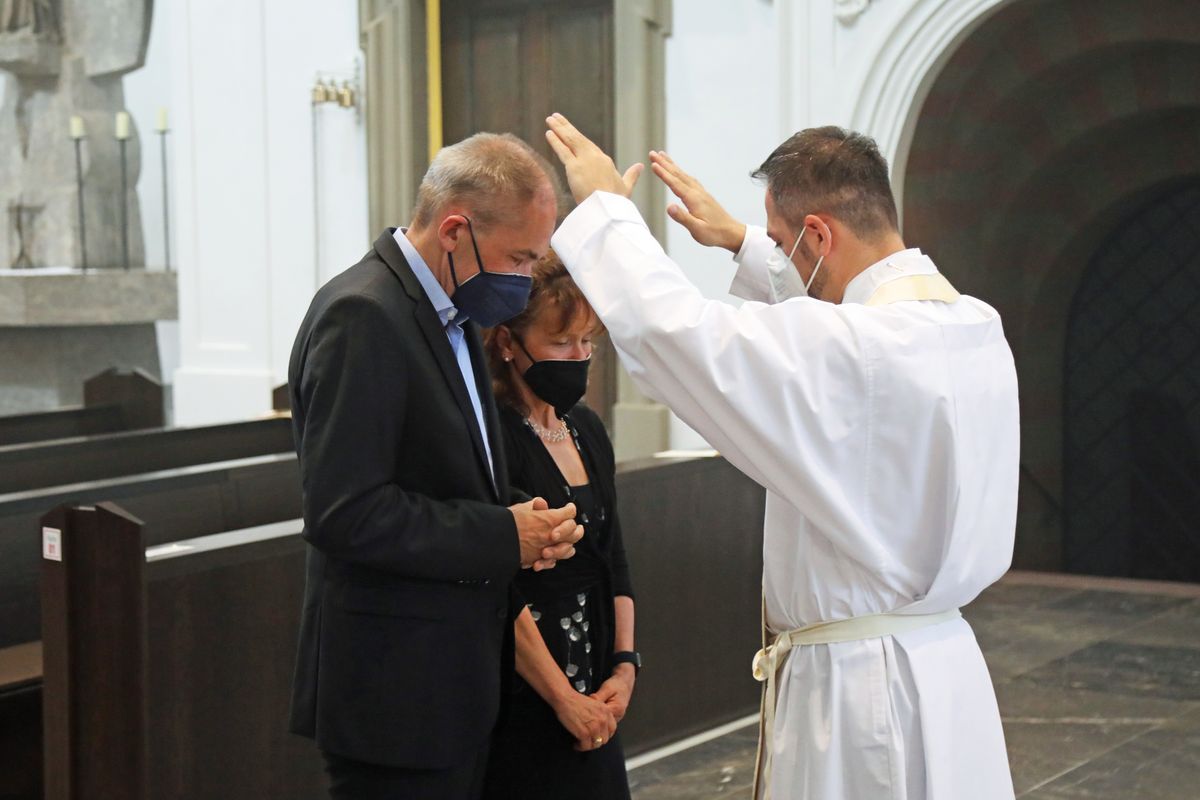 2721/0649 Dankgottesdienst für Ehejubilare mit Bischof Jung am Freitagabend, 2. Juli_28558 Mit rund 120 Ehepaaren aus der ganzen Diözese, die 2020 oder 2021 ihr silbernes Ehejubiläum feiern, hat Bischof Dr. Franz Jung am Freitagabend, 2. Juli, einen Gottesdienst im Würzburger Kiliansdom gefeiert.
