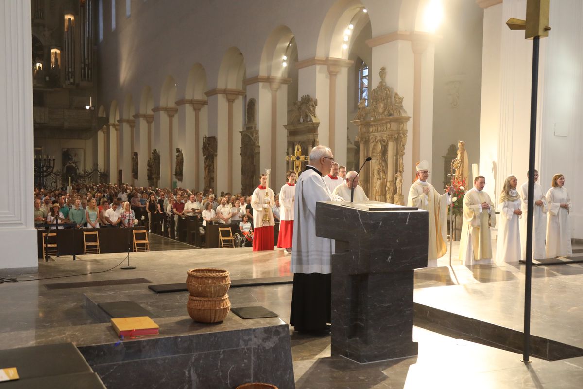 Mit rund 1000 Eheleuten, die in diesem Jahr Silberhochzeit haben, feierte Bischof Dr. Franz Jung am Freitagabend, 4. Juli 2025, einen Pontifikalgottesdienst im Kiliansdom. Im Anschluss erteilten er, Weihbischof Paul Reder sowie weitere Seelsorgerinnen und Seelsorger den Paaren einzeln den Segen.