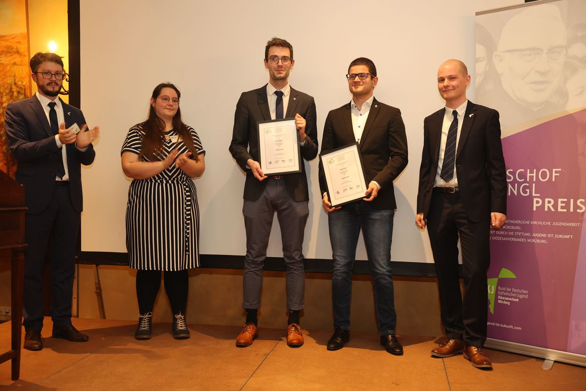 Mit den Silbernen Ehrenkreuzen des BDKJ wurden Michael Goldhammer (Mitte) und Benjamin Gerschütz (2. von rechts) ausgezeichnet. Mit den Silbernen Ehrenkreuzen des BDKJ wurden Michael Goldhammer (Mitte) und Benjamin Gerschütz (2. von rechts) ausgezeichnet.