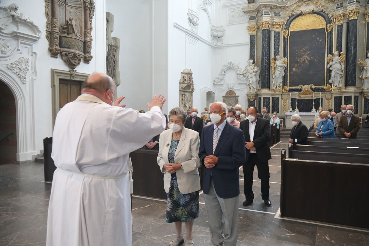 2621/0609 Ehejubilare Weihbischof Boom_27471 Weihbischof Boom und weiteren Priester und Diakone weihen Ehejubilare, die ihr goldenes, diamantenes oder eisernes Ehejubiläum feiern.