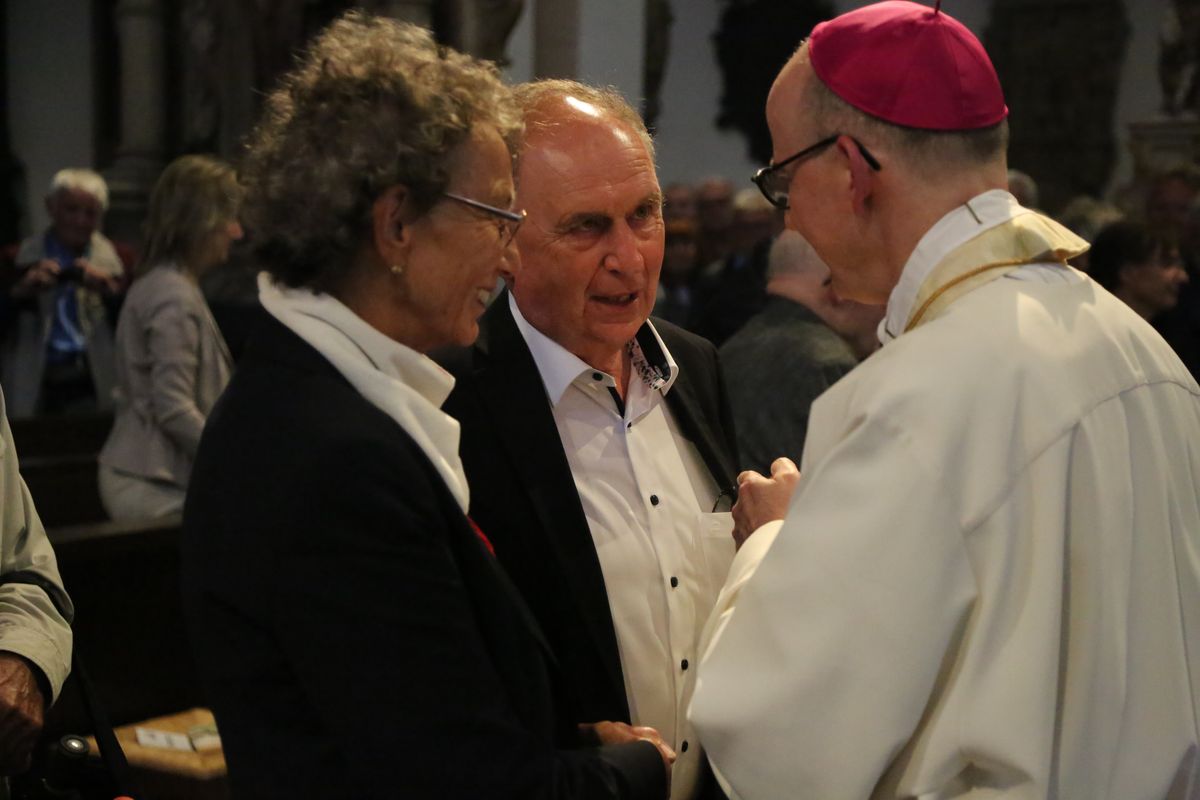 Bischof Dr. Franz Jung hat am Donnerstagnachmittag, 4. Juli, mit etwa 320 Paaren im Kiliansdom ihr goldenes oder diamantenes Ehejubiläum gefeiert.