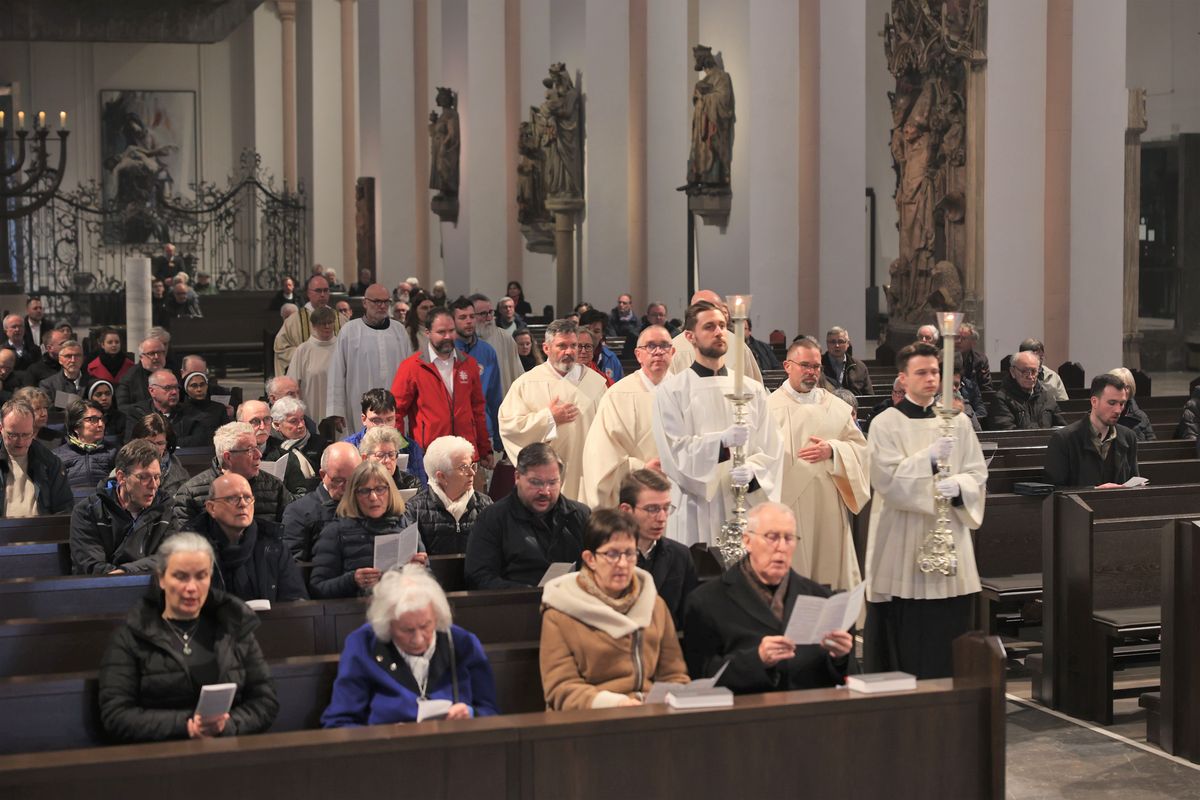 Bischof Dr. Franz Jung hat am Montagabend, 25. März, im Würzburger Kiliansdom die Heiligen Öle für alle 43 Pastoralen Räume im Bistum Würzburg  geweiht.