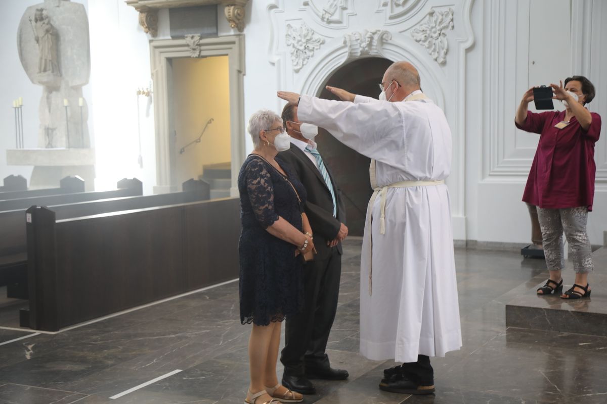 2621/0622 - Ehejubilare Gold mit Weihbischof Ulrich Boom_27900 Weihbischof Ulrich Boom feierte am Montagnachmittag, 26. Juni, einen Gottesdienst für Ehepaare, die 2020 oder 2021 ihr goldenes, diamantenes oder eisernes Ehejubiläum hatten. Im Anschluss konnten sich die Paare segnen lassen.