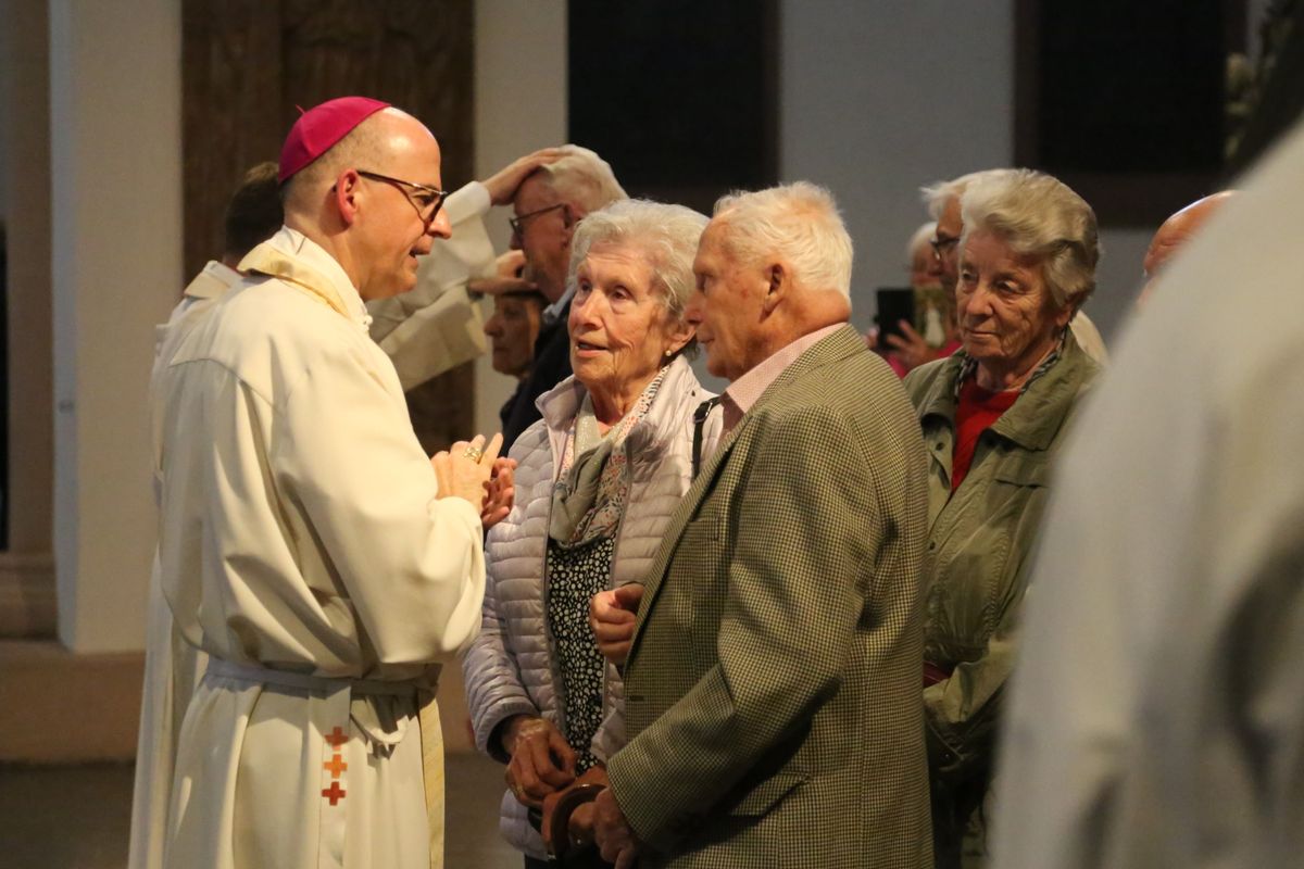 Bischof Dr. Franz Jung hat am Donnerstagnachmittag, 4. Juli, mit etwa 320 Paaren im Kiliansdom ihr goldenes oder diamantenes Ehejubiläum gefeiert.