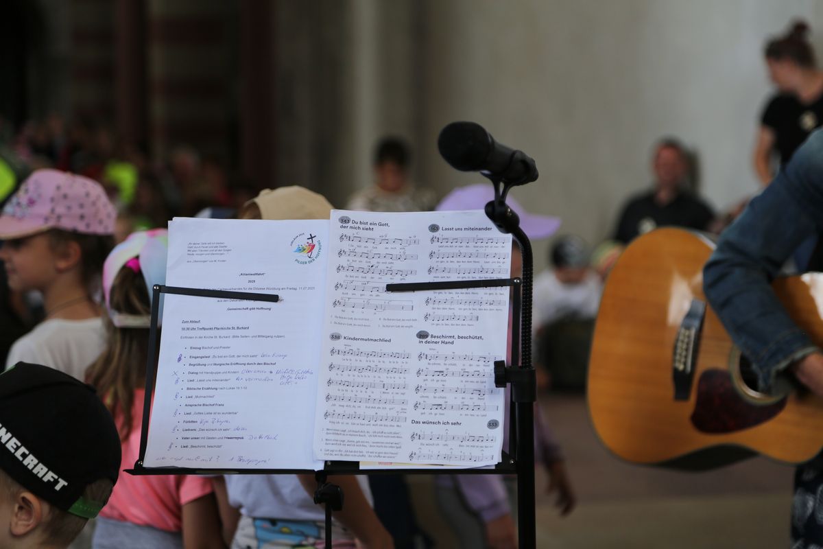 Rund 900 Kindergartenkinder haben am Freitag, 11. Juli, einen Gottesdienst mit Bischof Dr. Franz Jung in der Kirche Sankt Burkard gefeiert. Im Anschluss zogen sie über die Alte Mainbrücke in den Kiliansdom. 