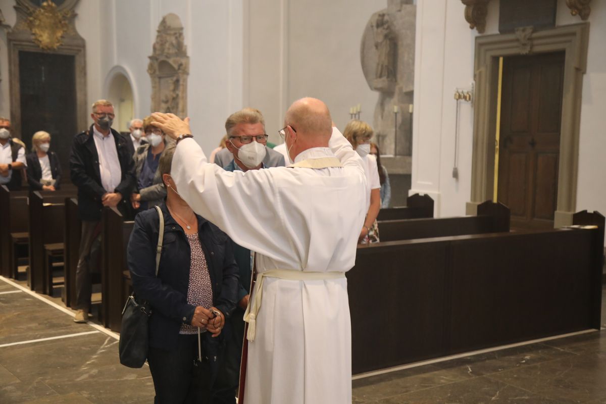 2721/0637-Dankgottesdienst für Ehejubilare mit Bischof Dr. Franz Jung_28276 Bischof Dr. Franz Jung hat am Mittwochabend, 30. Juni, einen Gottesdienst im Würzburger Kiliansdom gefeiert.