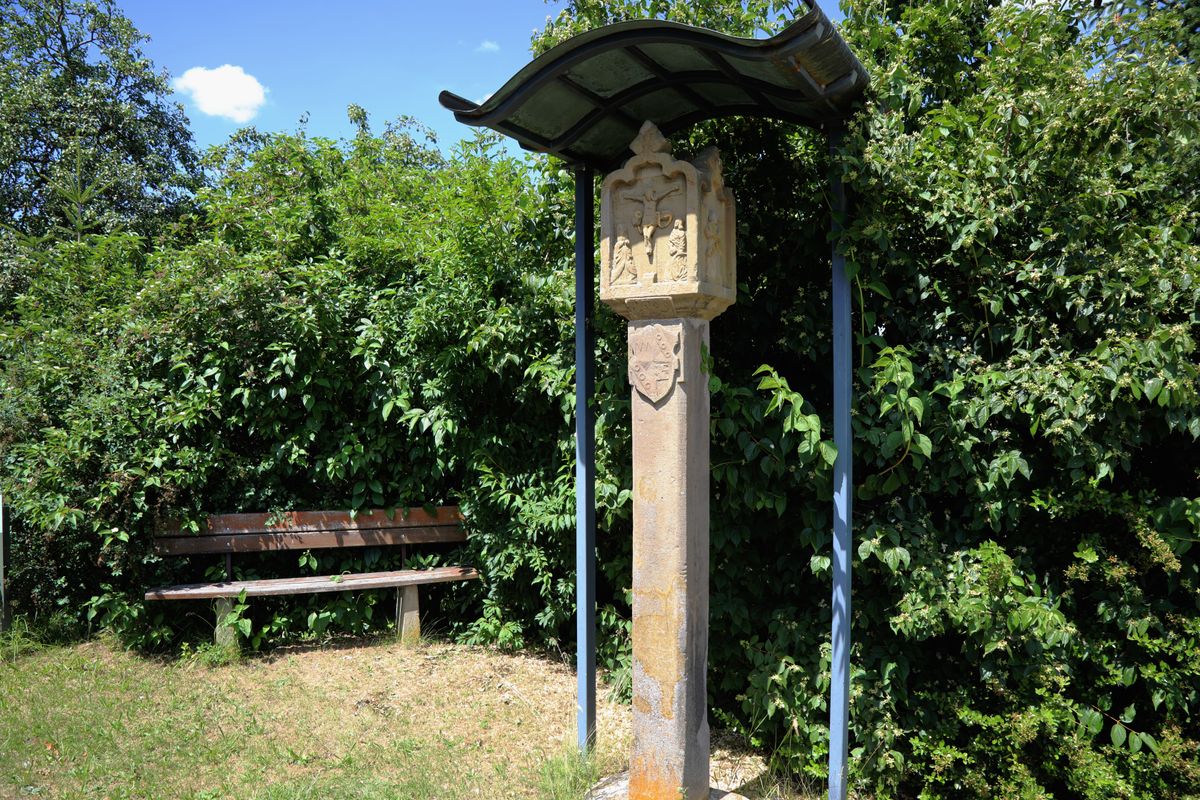 Am Ortsrand steht ein Bildstock aus dem Jahr 1604, der zum Verweilen einlädt. „Wem kannst Du Trost spenden?“, fragt eine Texttafel den Betrachter.