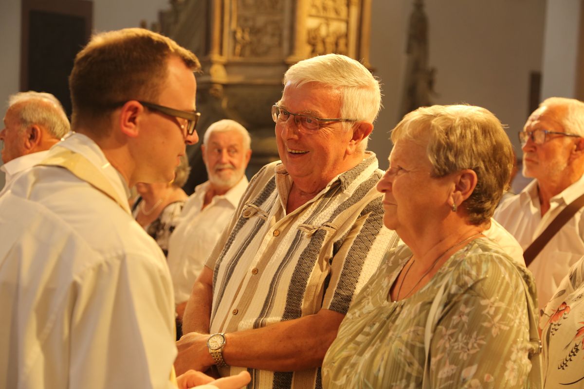 Rund 250 Ehejubilare haben am Freitagnachmittag, 4. Juli, im Kiliansdom in einem Pontifikalgottesdienst mit Weihbischof em. Ulrich Boom ihr Eheversprechen erneuert. 