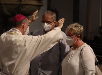 Bischof Dr. Franz Jung feierte am Mittwochabend, 23. Juni, einen Gottesdienst für Ehepaare, die 2021 oder 2021 auf 25 gemeinsame Jahre zurückblicken. Im Anschluss konnten sich die Paare segnen lassen.