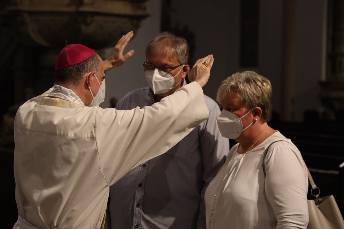 Bischof Dr. Franz Jung feierte am Mittwochabend, 23. Juni, einen Gottesdienst für Ehepaare, die 2021 oder 2021 auf 25 gemeinsame Jahre zurückblicken. Im Anschluss konnten sich die Paare segnen lassen.