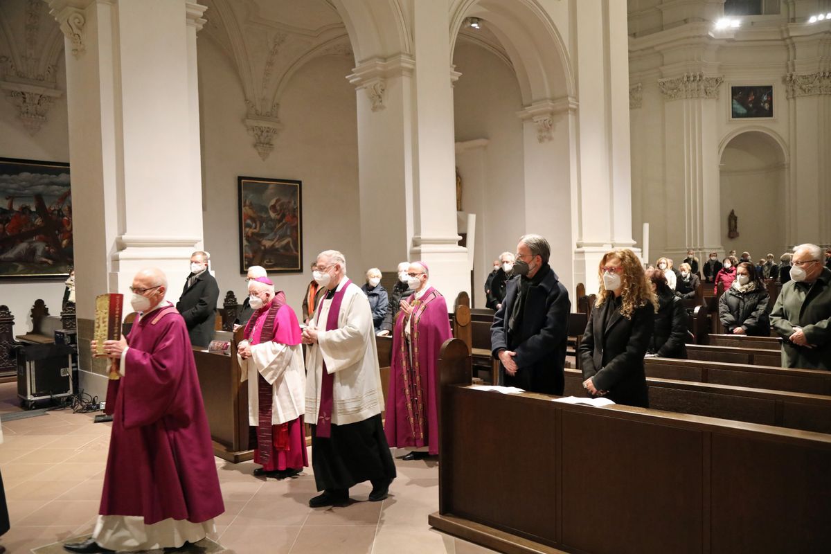 Bischof Dr. Franz Jung feierte zum Aschermittwoch der Künstler eine Wort-Gottes-Feier im Neumünster.