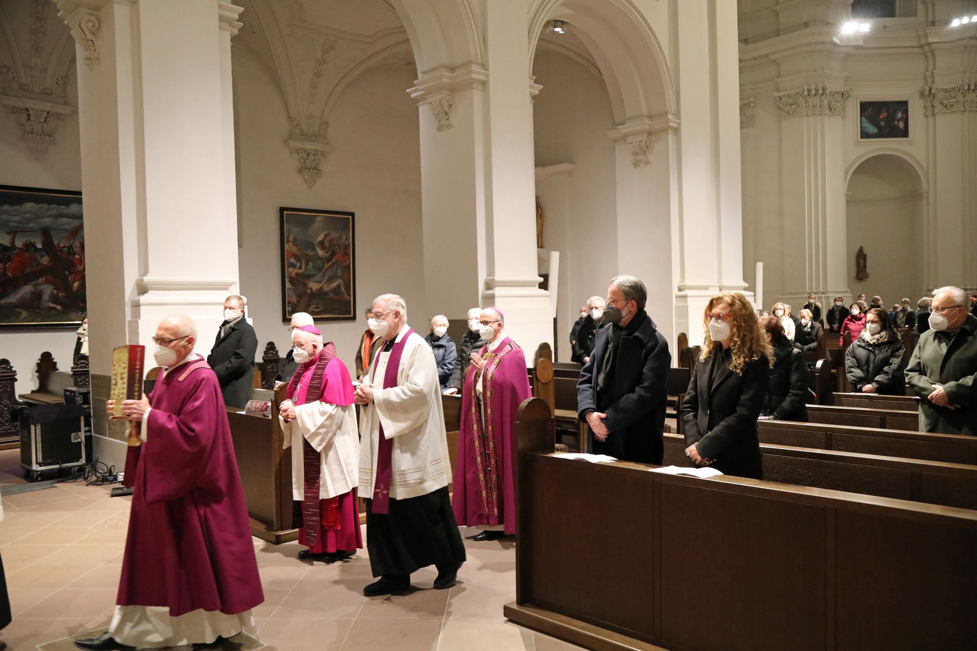 Bischof Dr. Franz Jung feierte zum Aschermittwoch der Künstler eine Wort-Gottes-Feier im Neumünster.