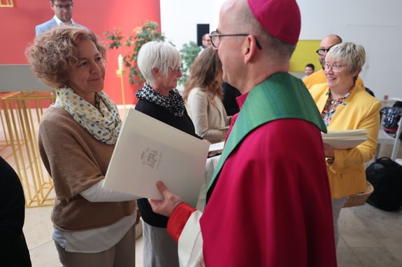 Bei einem Gottesdienst in der Jugendkirche Würzburg hat Bischof Dr. Franz Jung am Freitag, 25. Oktober, insgesamt 47 Personen für die Schulpastoral beauftragt.