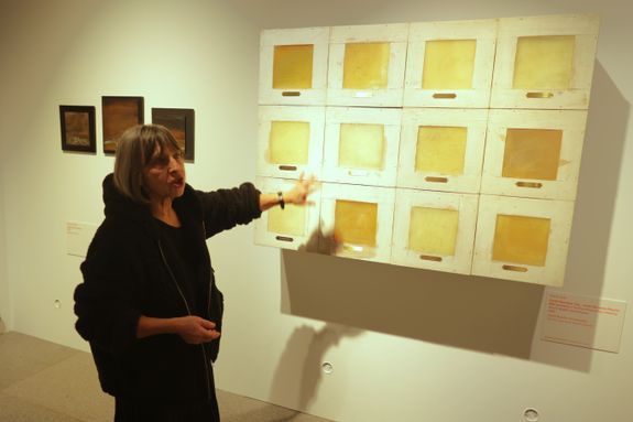 Gerda Enk verschafft sich bei ihren Werken über schrift- und fotografische Elemente Ausdruck. Dass im Museum am Dom ihre Wörterkisten aus Platzgründen an der Wand hängen, begrüßt die Künstlerin als Perspektivwechsel. Gerda Enk verschafft sich bei ihren Werken über schrift- und fotografische Elemente Ausdruck. Dass im Museum am Dom ihre Wörterkisten aus Platzgründen an der Wand hängen, begrüßt die Künstlerin als Perspektivwechsel.