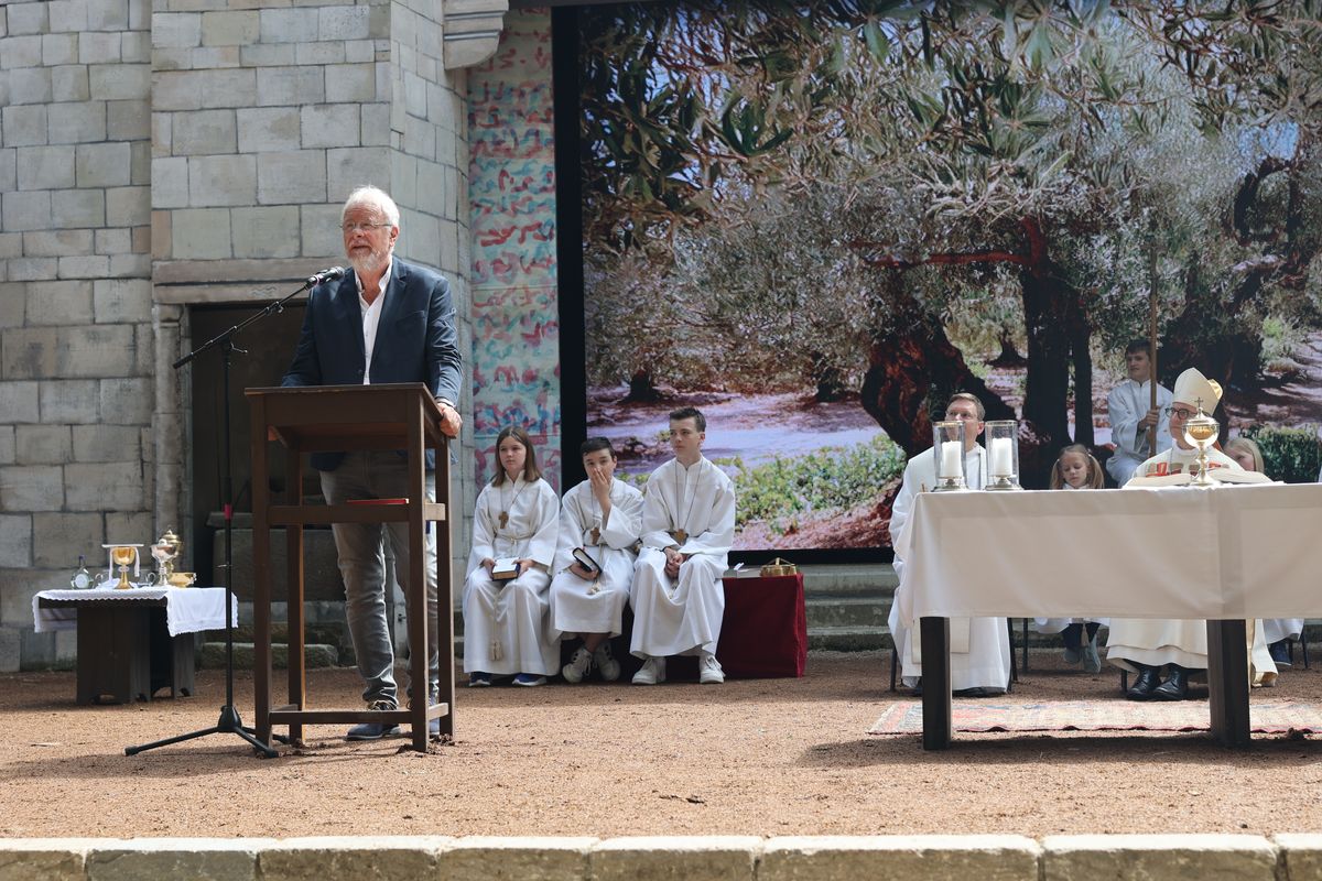 Mit einem Gottesdienst auf der Freilichtbühne hat Bischof Dr. Franz Jung die Sömmersdorfer Passionsspiele 2024 eröffnet.  Mit einem Gottesdienst auf der Freilichtbühne hat Bischof Dr. Franz Jung die Sömmersdorfer Passionsspiele 2024 eröffnet.