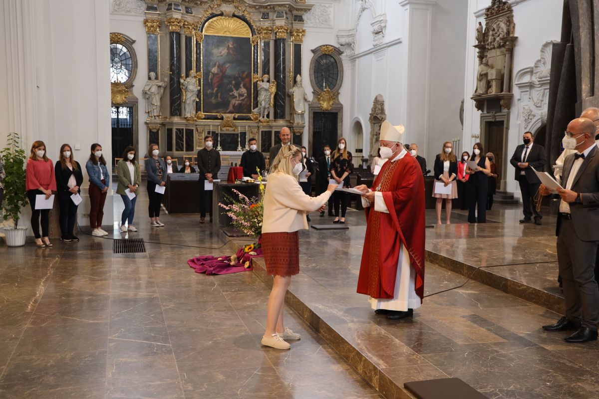 Weihbischof Ulrich Boom hat im Auftrag von Bischof Dr. Franz Jung 33 Frauen und sieben Männern am Freitagabend, 9. Juli, im Kiliansdom die Missio canonica verliehen.
