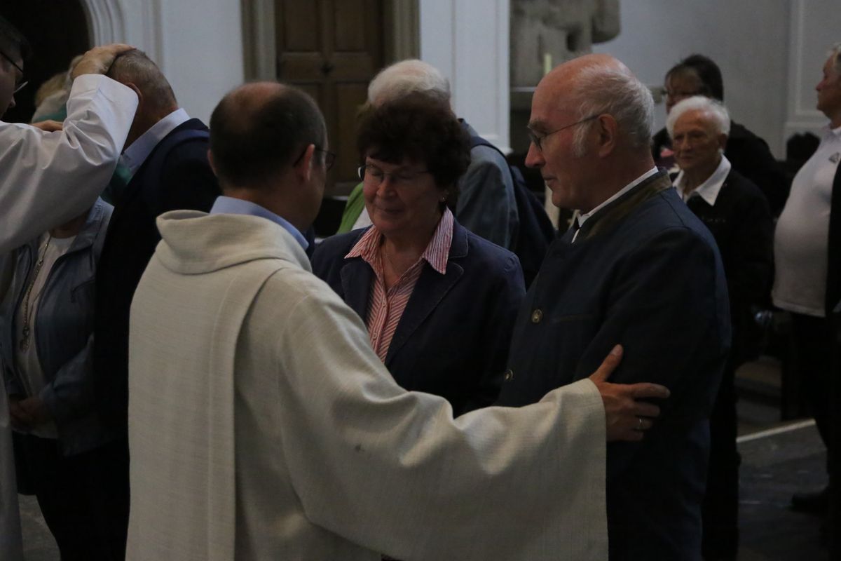 Bischof Dr. Franz Jung hat am Donnerstagnachmittag, 4. Juli, mit etwa 320 Paaren im Kiliansdom ihr goldenes oder diamantenes Ehejubiläum gefeiert.