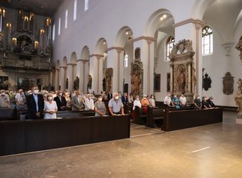 Mit rund 110 Ehepaaren aus der ganzen Diözese hat Weihbischof Ulrich Boom am Mittwochnachmittag, 23. Juni, einen Pontifikalgottesdienst gefeiert. Eingeladen waren Ehejubilare, die in den Jahren 2020 und 2021 auf 50, 60 oder 65 gemeinsame Jahre zurückblicken.