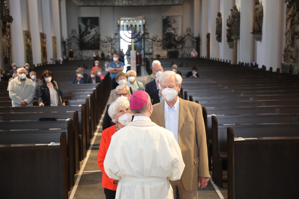 2721/0630_Ehejubilare mit Bischof Franz Jung_28203 Bischof Dr. Franz Jung segnete nach dem Gottesdienst die Ehejubilare.