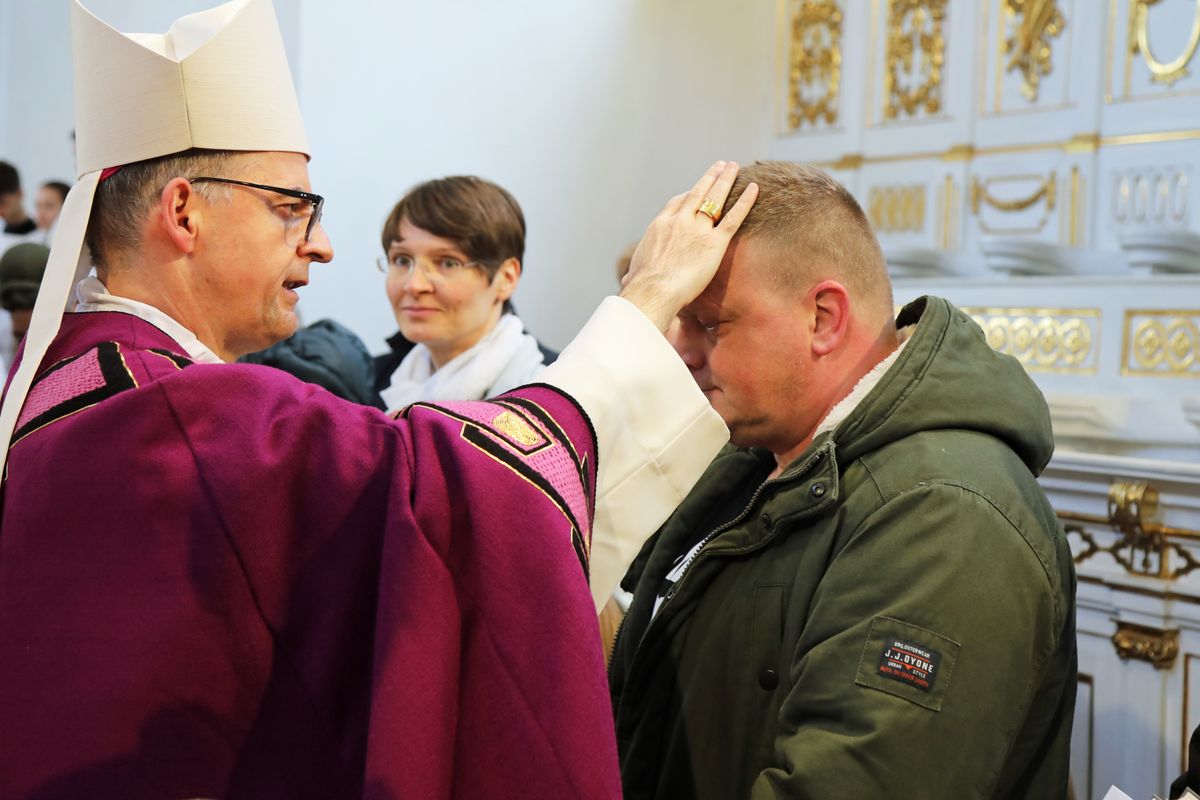 Bei einer Feier im Neumünster ließ Bischof Dr. Franz Jung 20 Erwachsene zu Taufe, Firmung und Eucharistie zu sowie eine Bewerberin für die Erwachsenenfirmung.